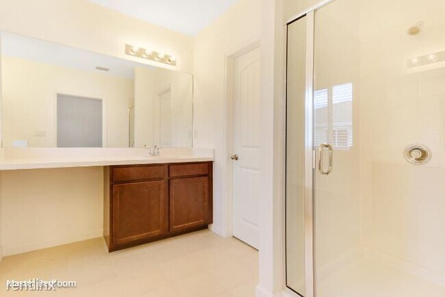 Building Photo - 2 br, 2.5 bath Townhome - 150 S Pine Islan...