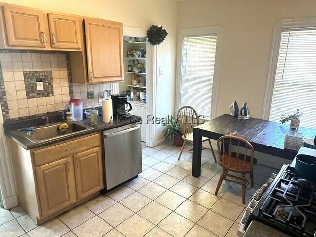 Building Photo - 139 College Ave