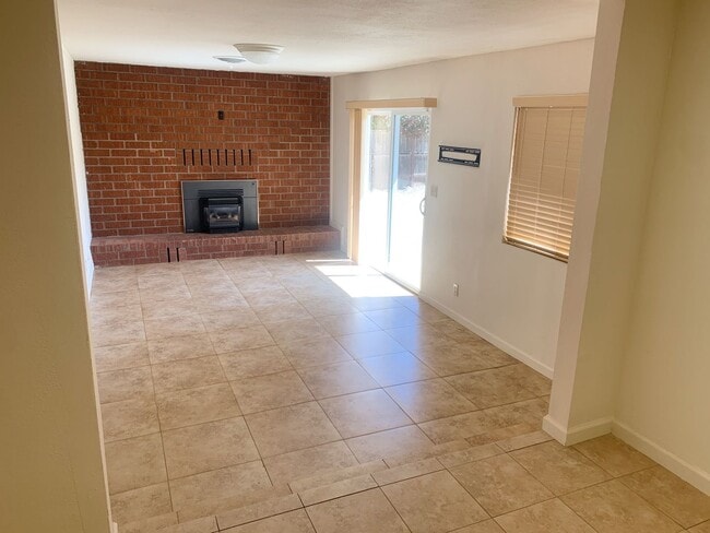 Building Photo - 3 bedroom home w/ large shop & office space!