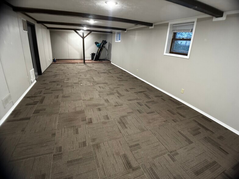 Building Photo - 4905 Cresthaven Dr