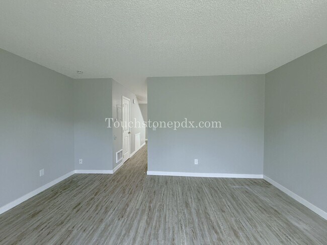 Building Photo - Newly Renovated 2-bedroom Apartment