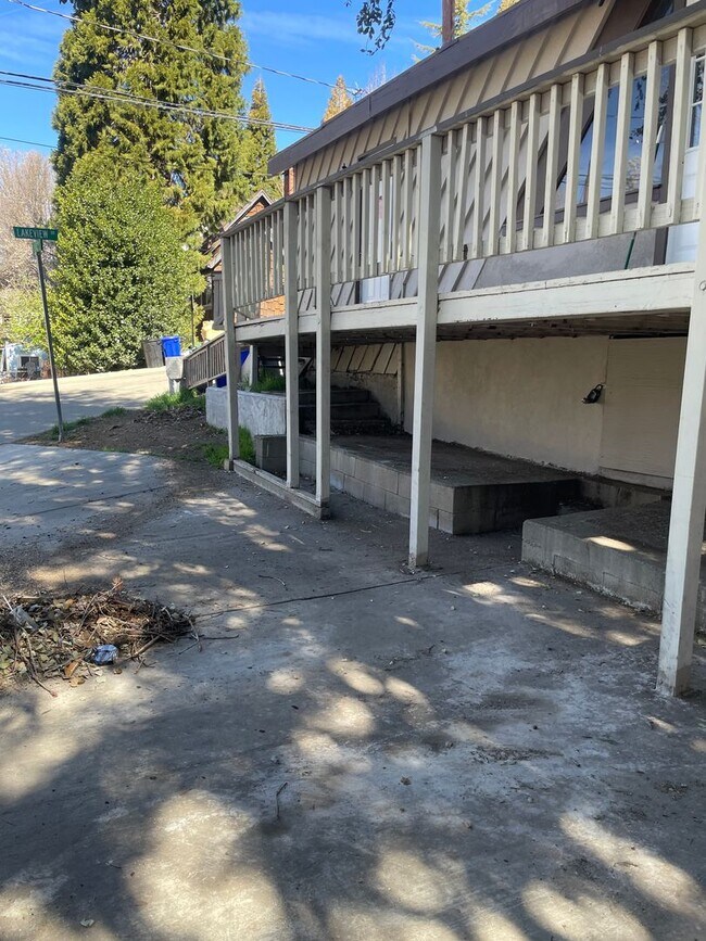 Building Photo - Minutes from Lake Arrowhead!