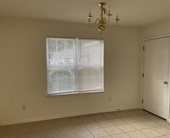 Building Photo - Lovely 3 Bed/2 Bath home in the Inverness (River Oaks)!