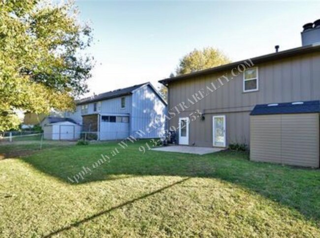 Building Photo - Adorable 3 Bed 2.5 Bath Duplex in Olathe-Available in JULY!!