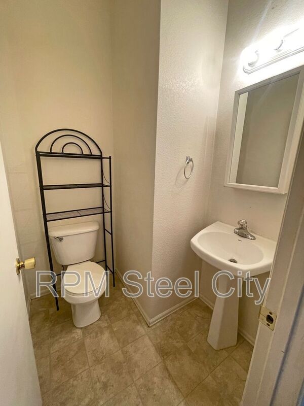 Building Photo - 1717 Oakshire Ln