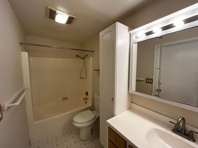 Building Photo - Excellent location at an affordable price!