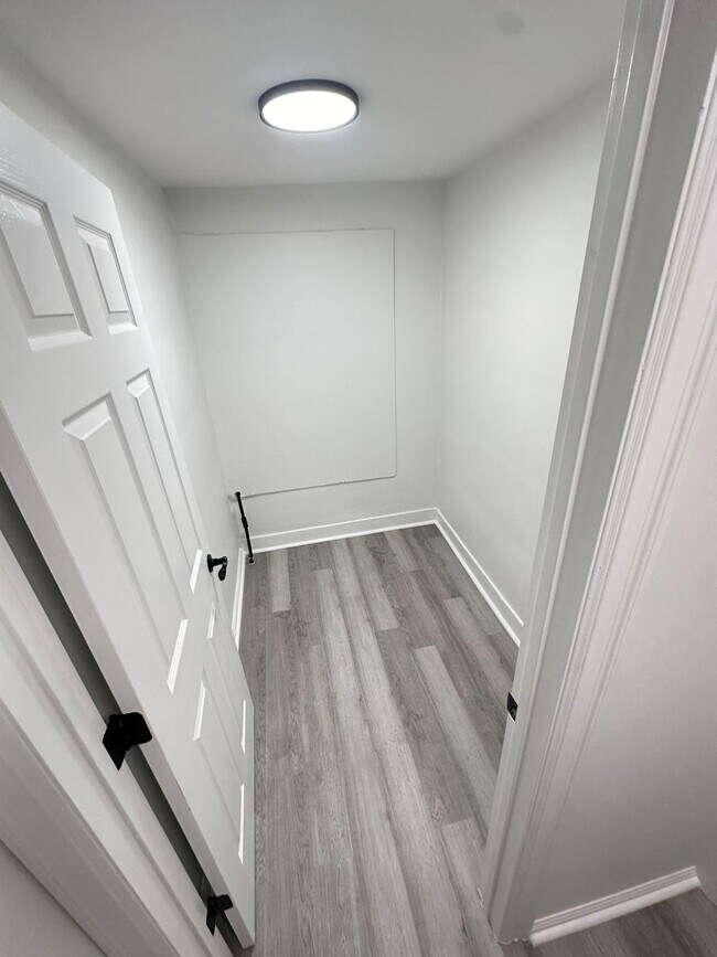 Building Photo - 109 S 7th Ave