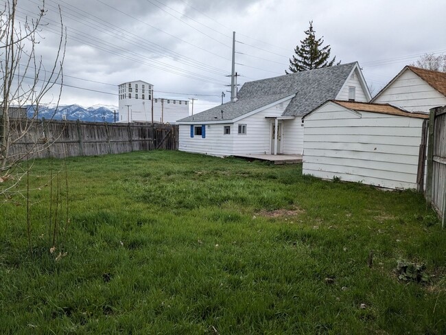Building Photo - 3 Bed 2 Bath House Near Downtown Belgrade - Dogs Negotiable!