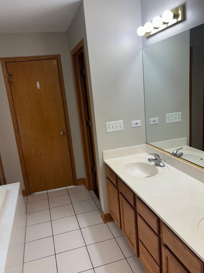 Building Photo - 961 Country Club Rd