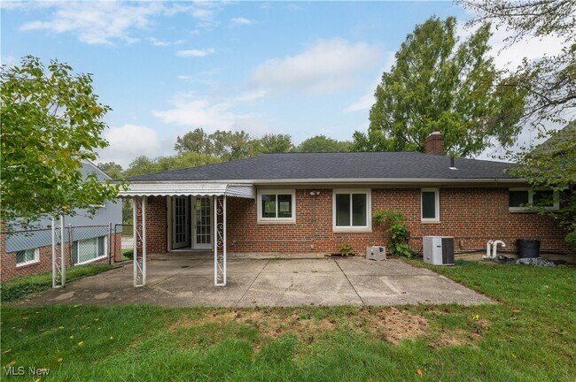 Building Photo - 23728 Glenhill Dr