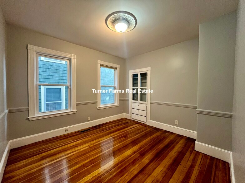 Building Photo - 10 Bucknam St