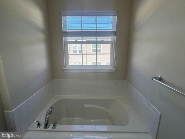 Building Photo - 9447 Paragon Ct