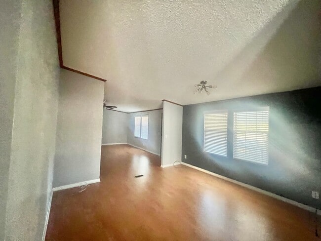 Building Photo - Peden Point/Mrytle Grove/Masonboro Loop South Wilmington  2 garage garage! Oak Trees! Covered Porch!