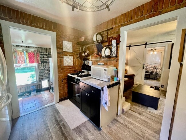 Building Photo - 223 Hemlock Dr