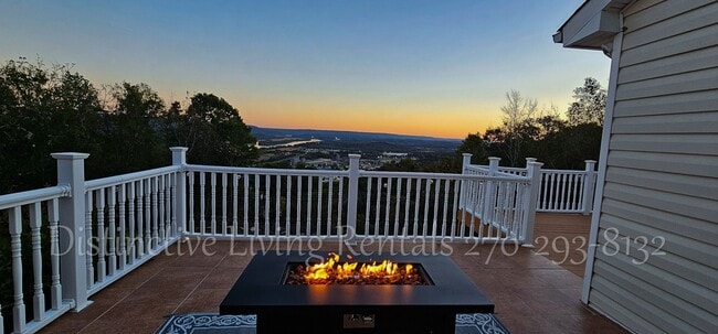 Building Photo - Cozy home with a stunning view!