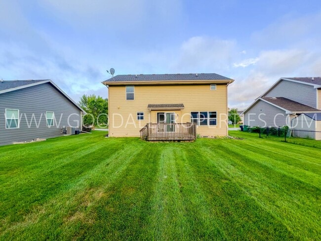 Building Photo - 1903 SE Clover Ridge Dr