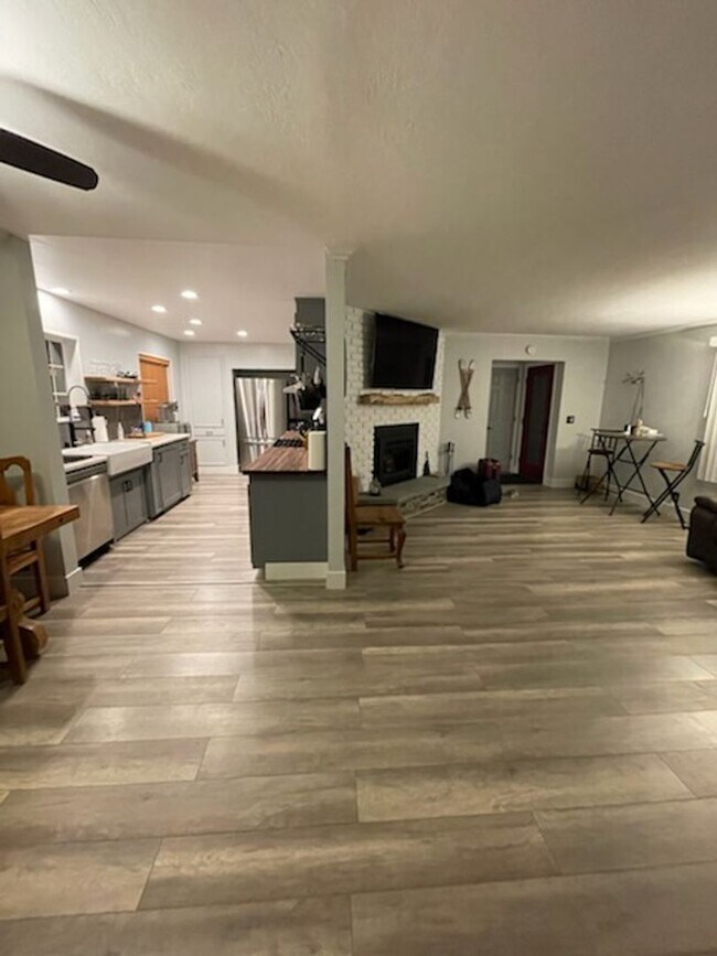 Building Photo - Large furnished mountaintop cabin with 2 car garage and hot tub