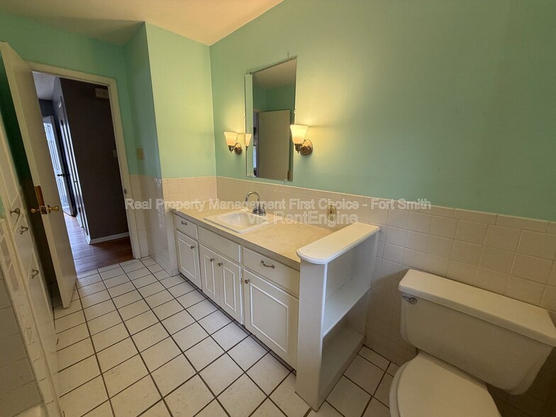 Building Photo - 1901 S 72nd St