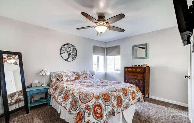 Building Photo - Fabulous 3 Bed (+ 1 non conforming) / 2 bath SFH in the Montclair Neighborhood