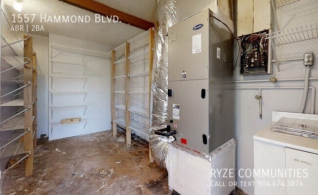 Building Photo - Beautiful Pool Home - Fenced in Yard - Sty...