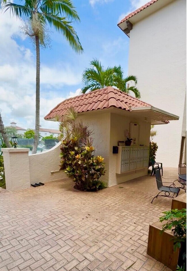 Building Photo - 610 Tennis Club Dr
