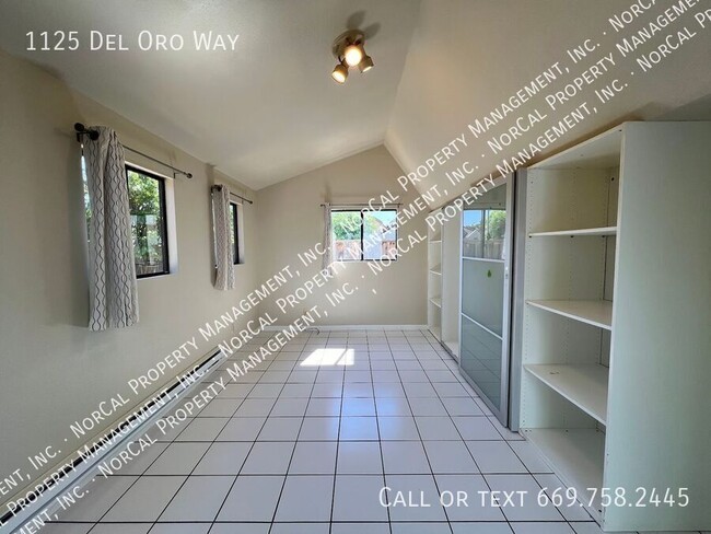 Building Photo - 1125 Del Oro Way