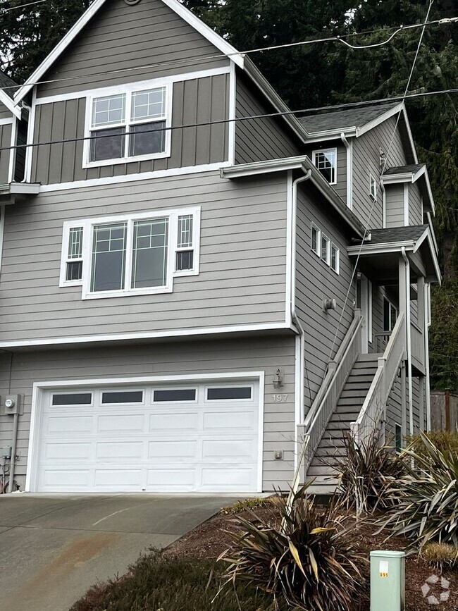 Building Photo - 3 Story, Large Home, Next to a Park with V...
