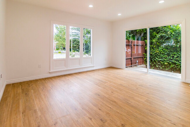 Building Photo - 621 N Bedford Dr