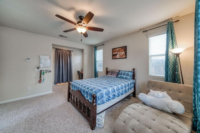 Building Photo - Beautiful 5 bedroom / 4 bath near Clovis East