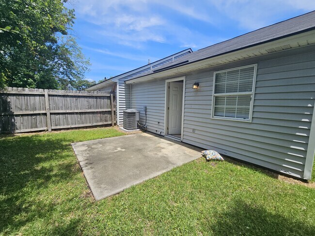 Building Photo - 117 Hunt Club Ct