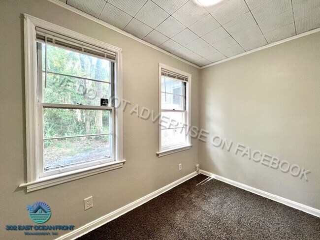 Building Photo - Huge 4 bedroom / 2 bathroom updated home n...