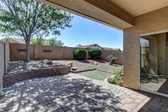 Building Photo - Beautiful 2 bed + den, 2 bath townhome in ...