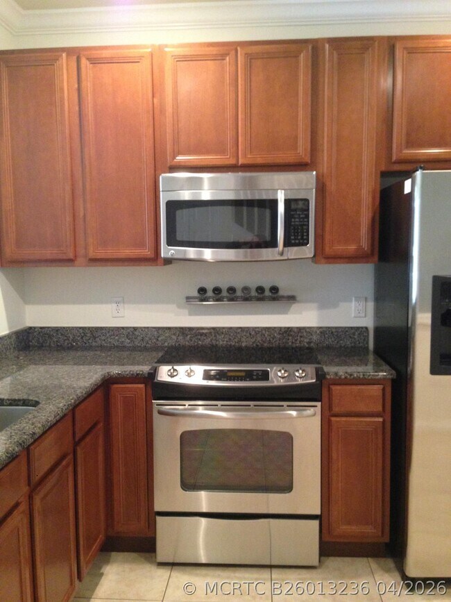 Building Photo - 9680 Lago Dr