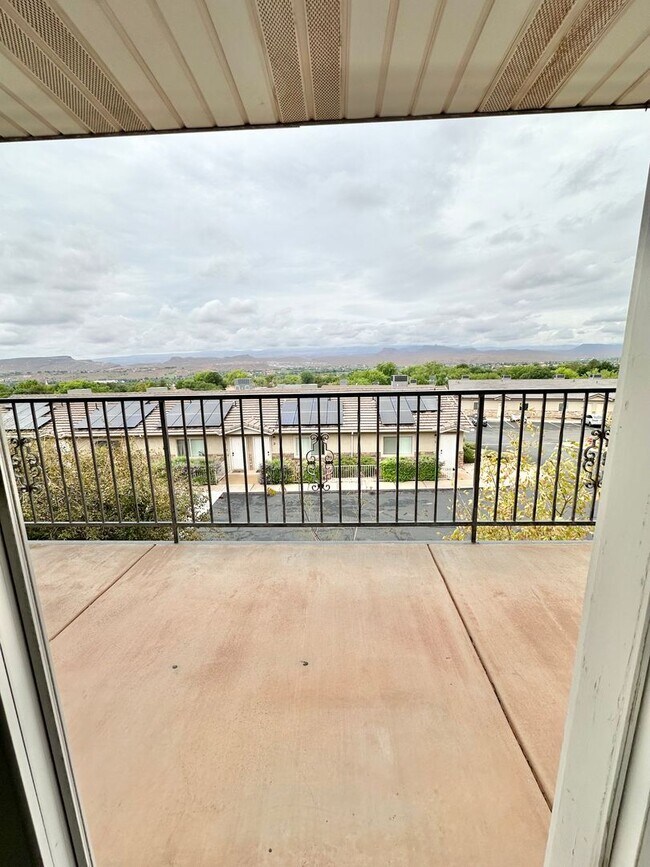 Building Photo - 4 bedrooms plus 2 additional areas. Price Reduced!!