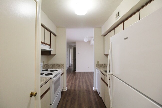 Building Photo - Madison Manor Condo for Rent with 3 Bedrooms and 2 Baths.  Great Location!