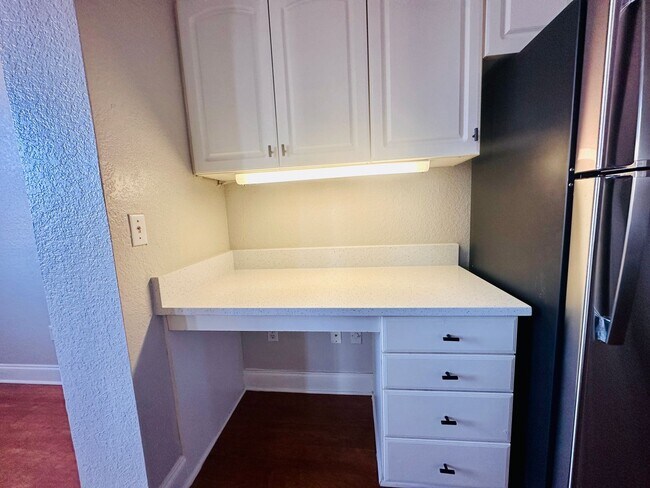 Building Photo - Elegant 1Brm 1Ba wood floors, quartz counters and more!