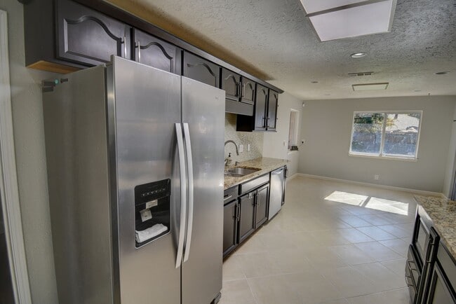 Building Photo - Beautiful Estate in the Heart of the NE Heights