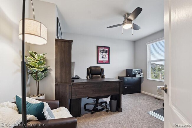 Building Photo - 765 Hummingbird Dr