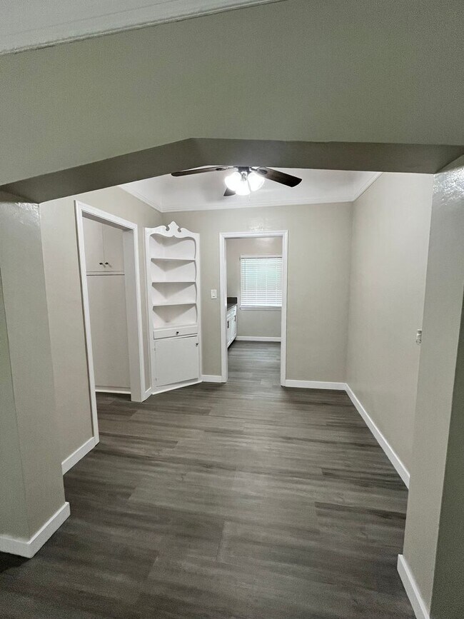 Building Photo - SPACIOUS 1 BEDROOM 1 BATH UPSTAIRS LOCATED NORTH OF DOWNTOWN LONG BEACH