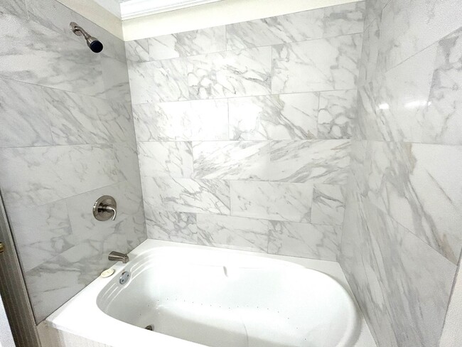 Building Photo - Weaverville - Clean and Tidy! Home Office,...