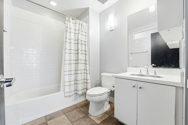 Building Photo - 911 E Santa Ana Blvd