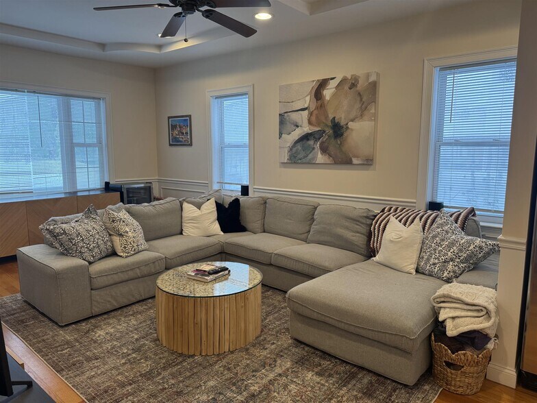 Building Photo - 11 Winthrop Ct