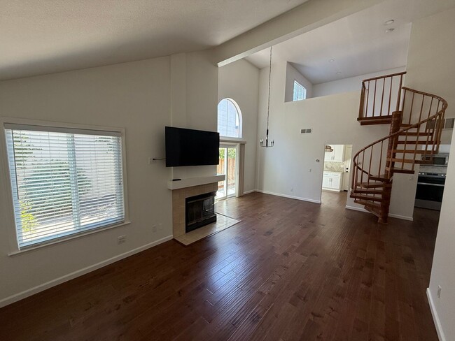 Building Photo - Updated 2 Bed + Loft / 2 Bath Home in Desi...
