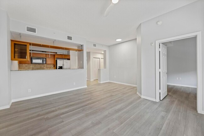 Building Photo - 511 Lucerne Ave