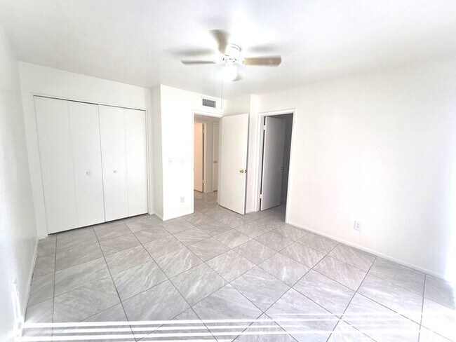 Building Photo - Cute 2 bedroom 1.75 bathroom