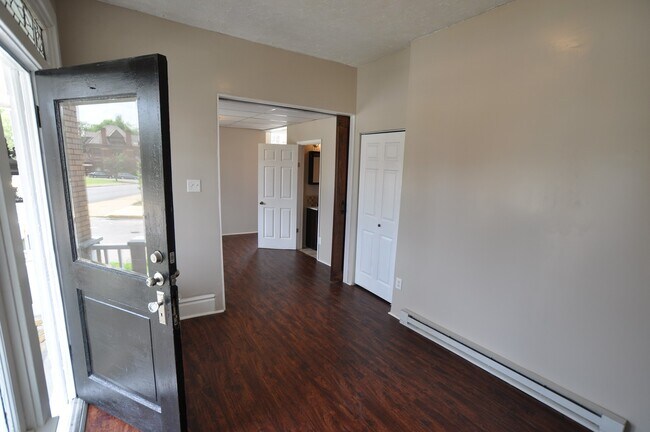 Building Photo - Large 1-Bedroom Apartment NO APPLICATION FEE!! (Beaver Falls)