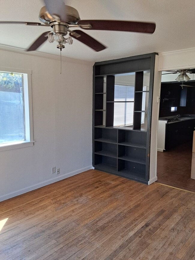 Building Photo - House plus studio!