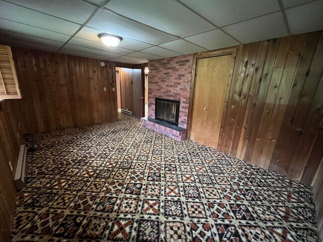 Building Photo - Lakeside 5 Bedroom 3 Bath Home Available N...
