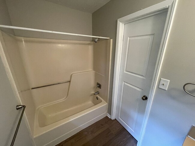 Building Photo - Freshly painted 2 bedroom 1 bath house- Pet Friendly!