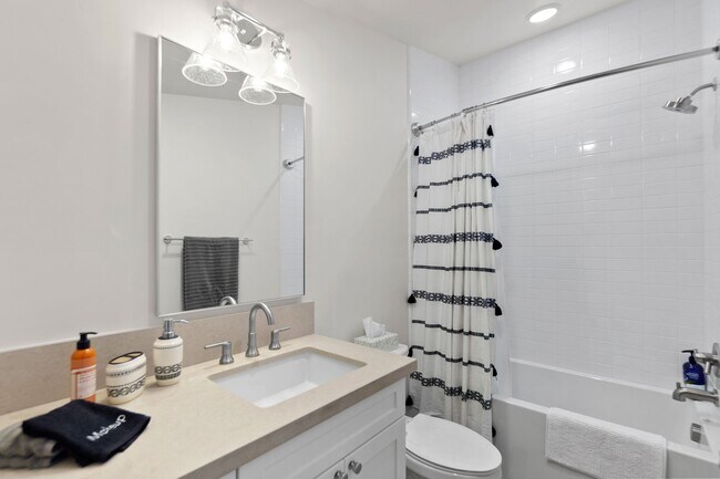 Building Photo - Carlsbad Townhome - 2 Blocks to the beach